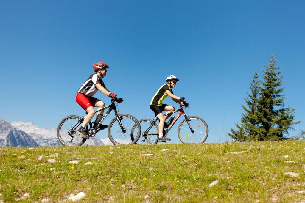 Dachstein West Hotel Gmbh-Kirchenwirt Russbach รุสบาค อัม พาสเกอชุตต์ ภายนอก รูปภาพ